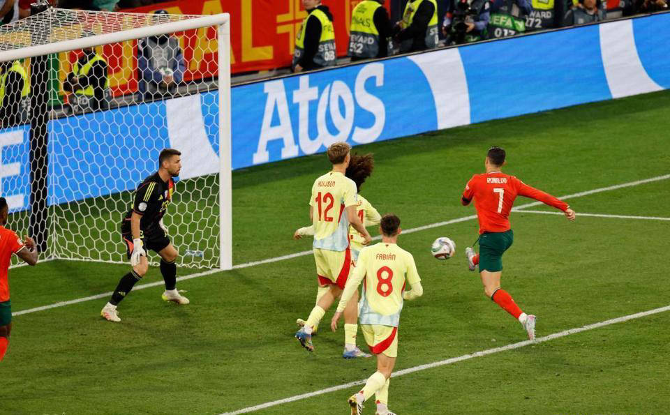 关于高难度进球赢得现场观众喝彩的信息