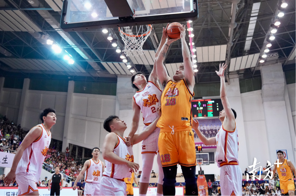 包含篮球联赛再掀热潮,球员博得观众喝彩的词条 包含篮球联赛再掀热潮,球员博得观众喝彩的词条