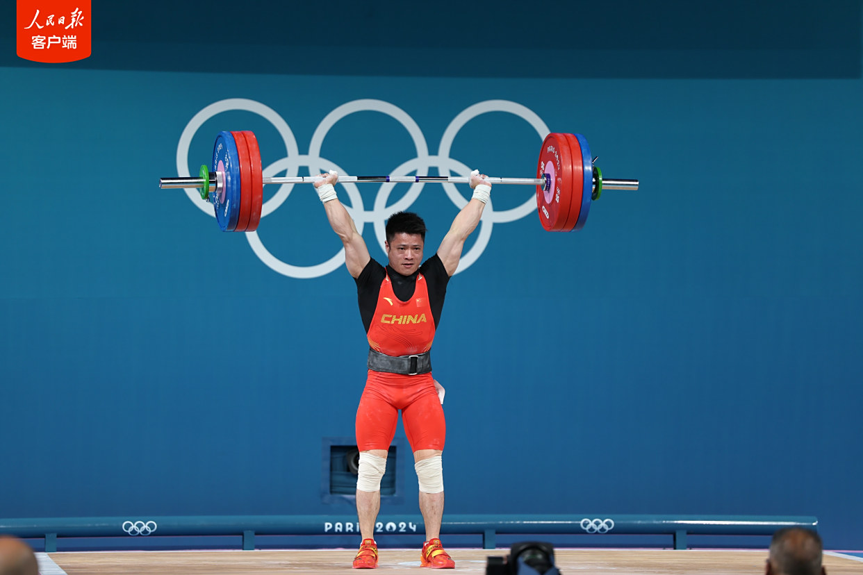 举重比赛选手力压群雄，卫冕冠军