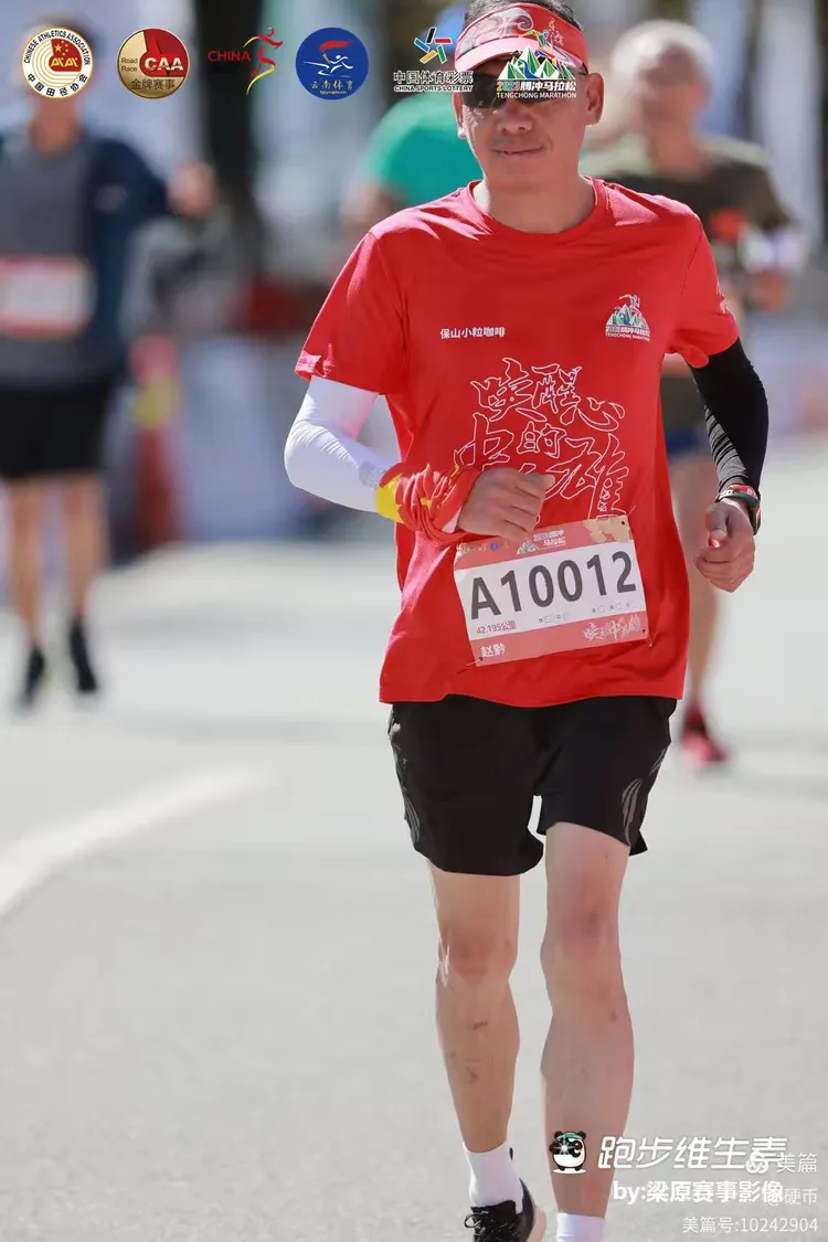 马拉松选手拼尽全力坚持到底夺冠 马拉松选手拼尽全力坚持到底夺冠