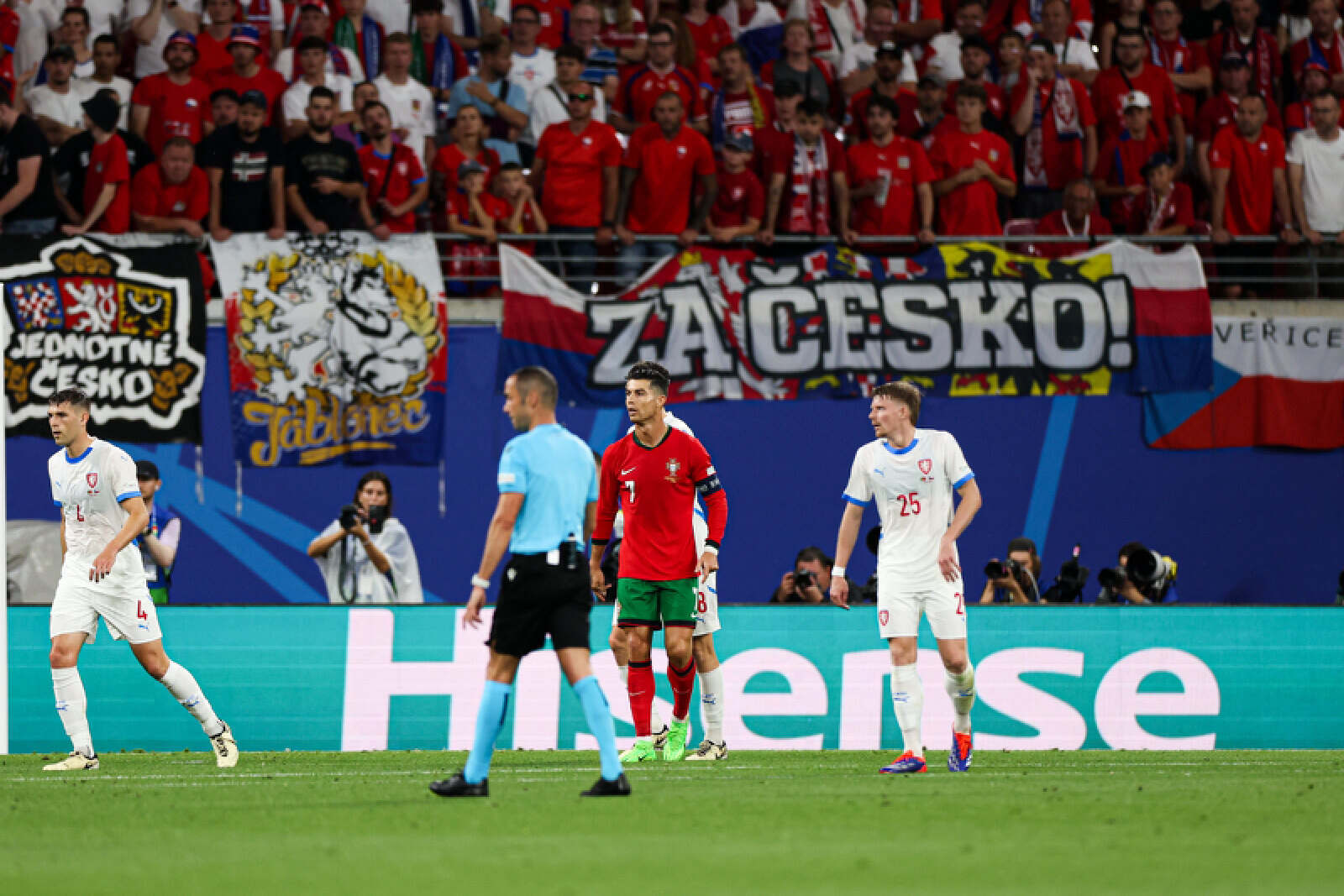 杏彩体育入口-捷克队备战欧洲杯预选赛，全力以赴