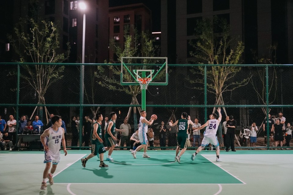 杏彩体育官方入口-包含篮球圣殿再度开战，场上对决精彩迷人的词条