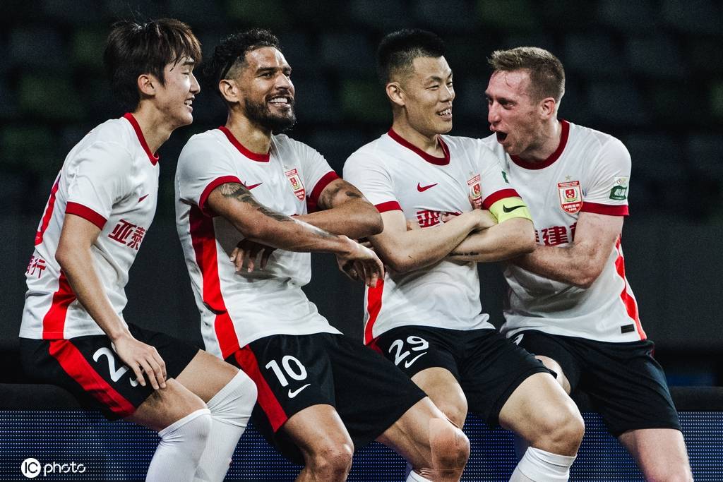 中亚球员突破发挥,成为焦点 中亚球员突破发挥,成为焦点