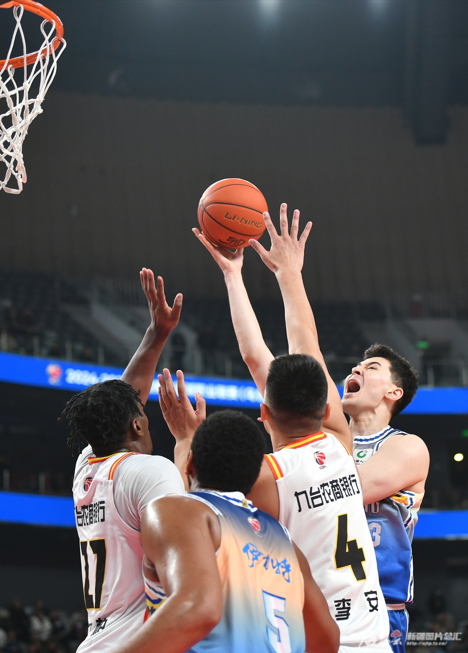 刺激对决:新疆篮球队实现激烈反击 刺激对决:新疆篮球队实现激烈反击