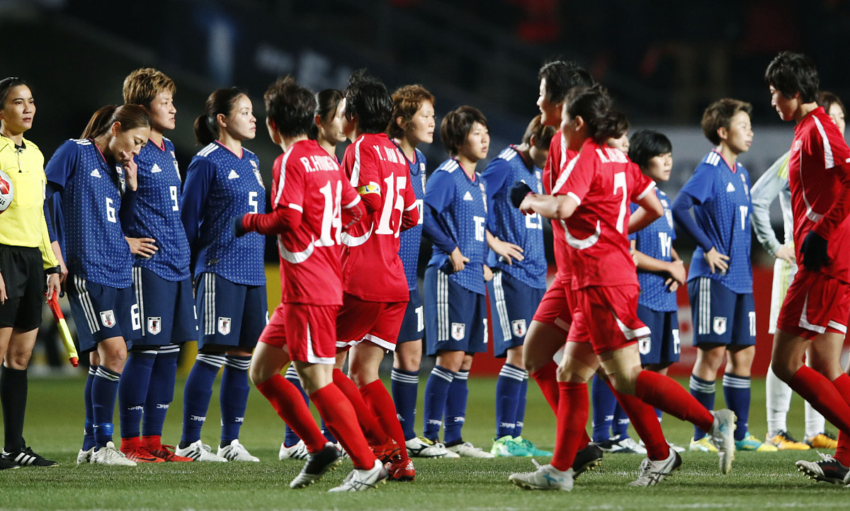 包含足球赛场亮点：女子球员的巅峰表现！的词条