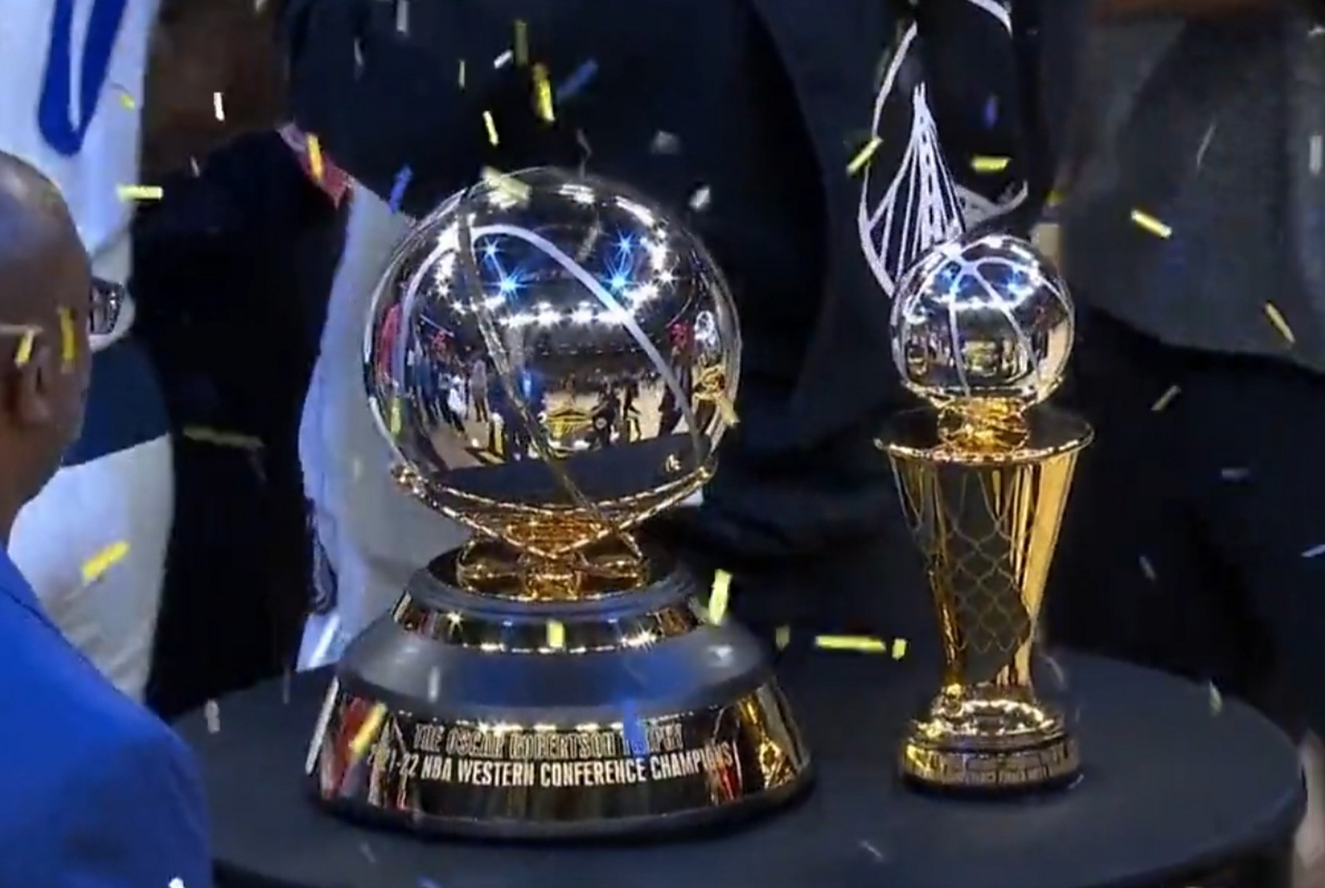 关于勇士再度夺冠，篮球巨星库里再度成为MVP的信息