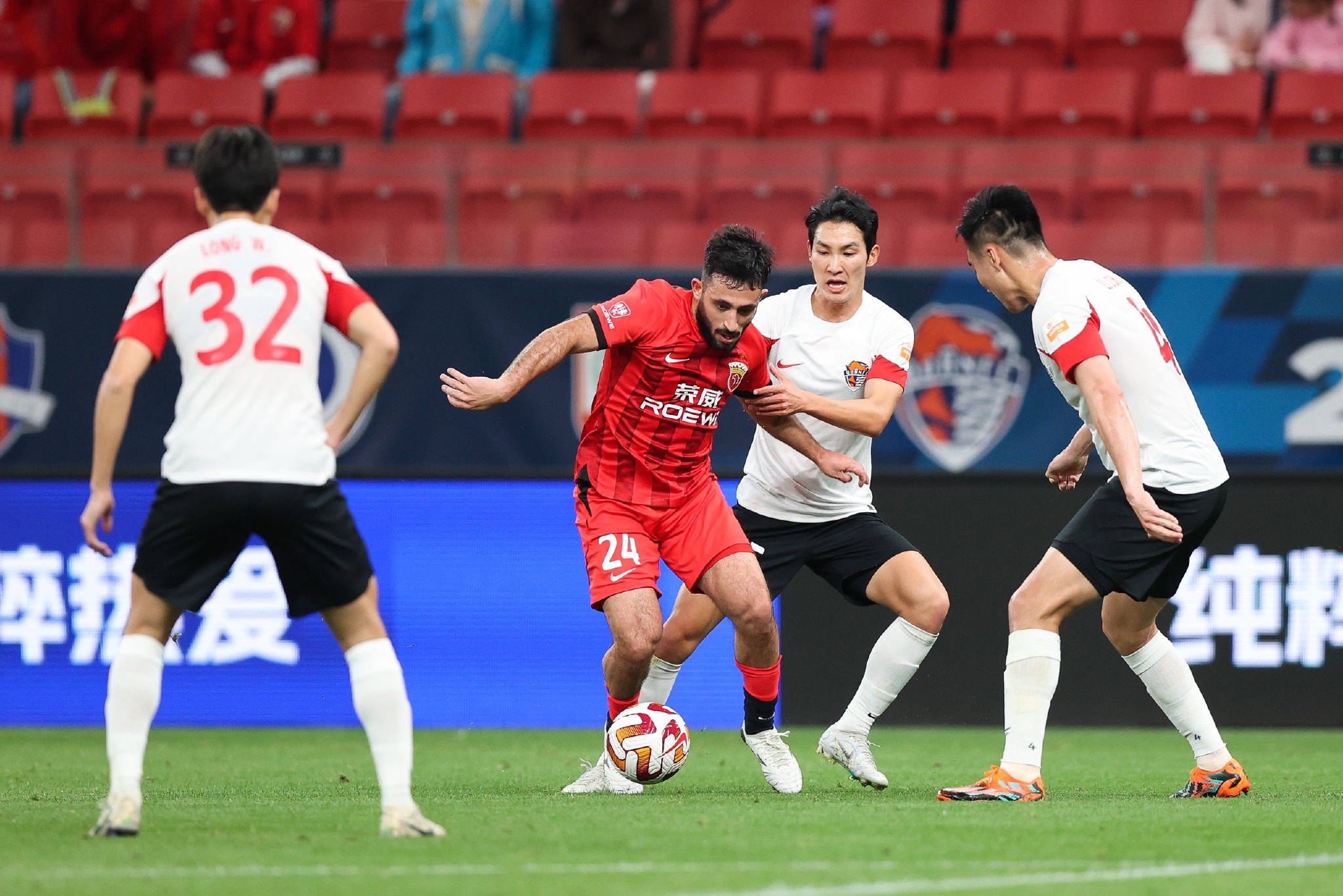 里昂队遭遇惨败,被对手完全压制 里昂队遭遇惨败,被对手完全压制