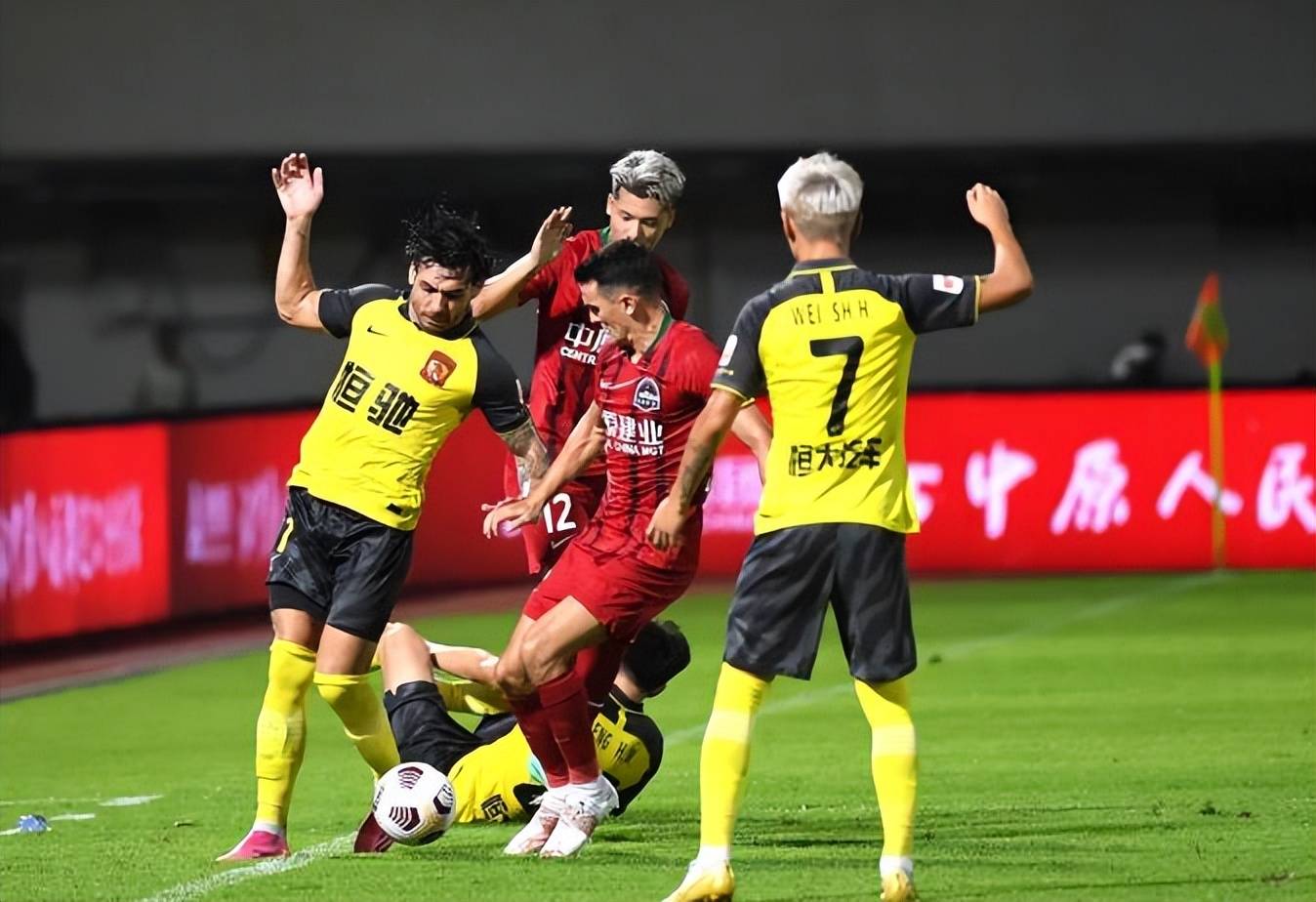 赛事引发球迷热议,各方观点各抒己见 赛事引发球迷热议,各方观点各抒己见