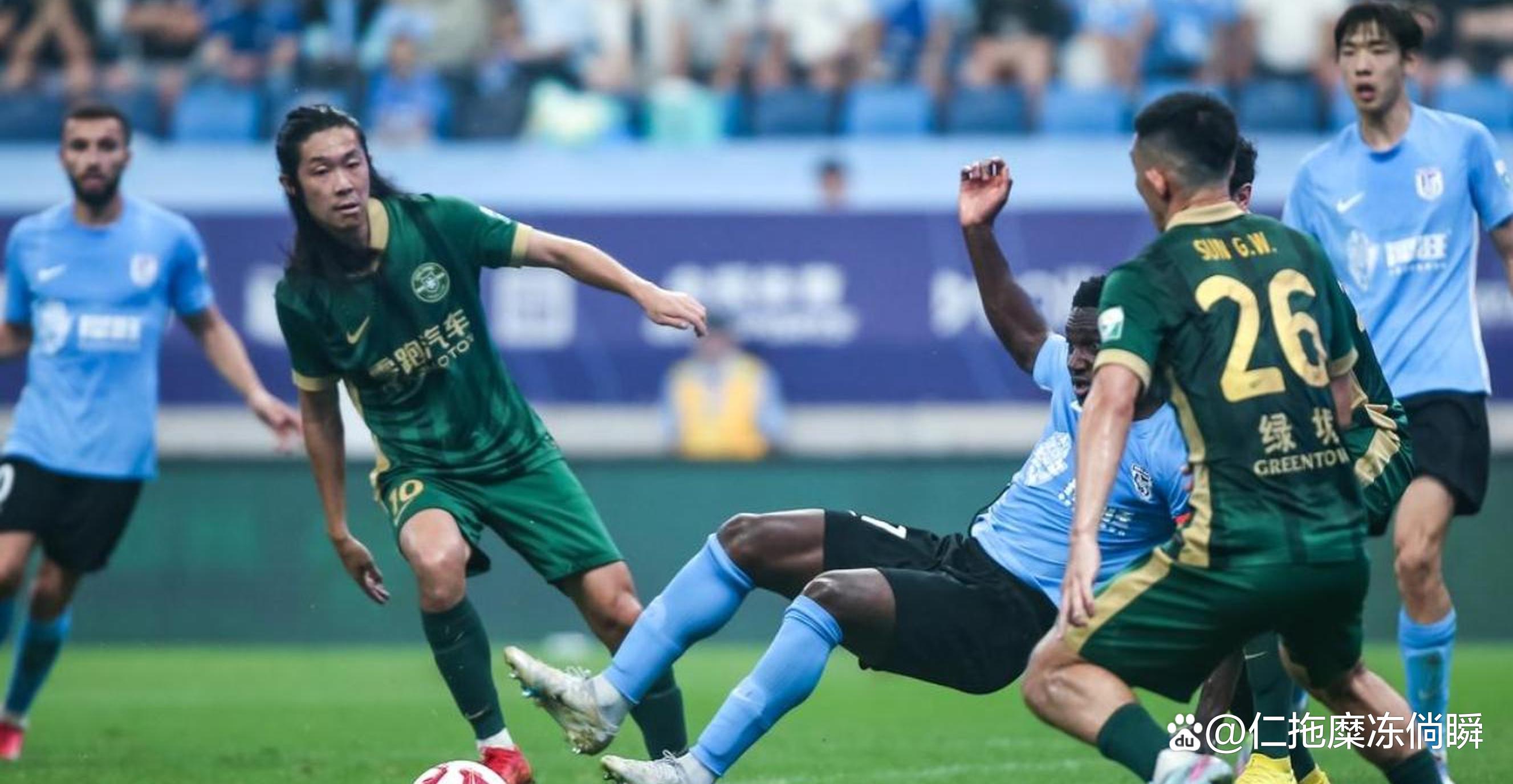 大连一方球员表现抢眼，带领球队逆转获胜