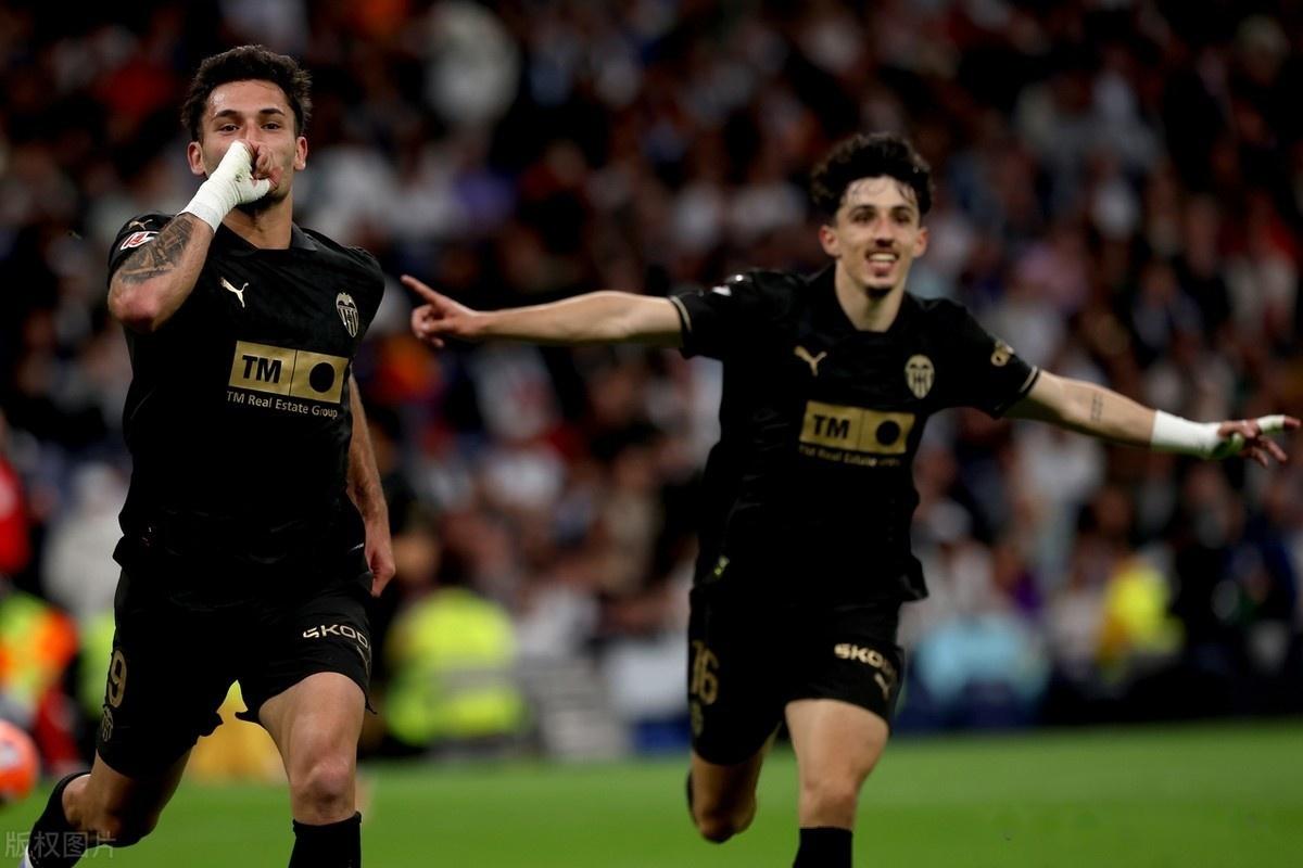 杏彩体育网站-包含瓦伦西亚遭遇惨败，保级前景堪忧的词条